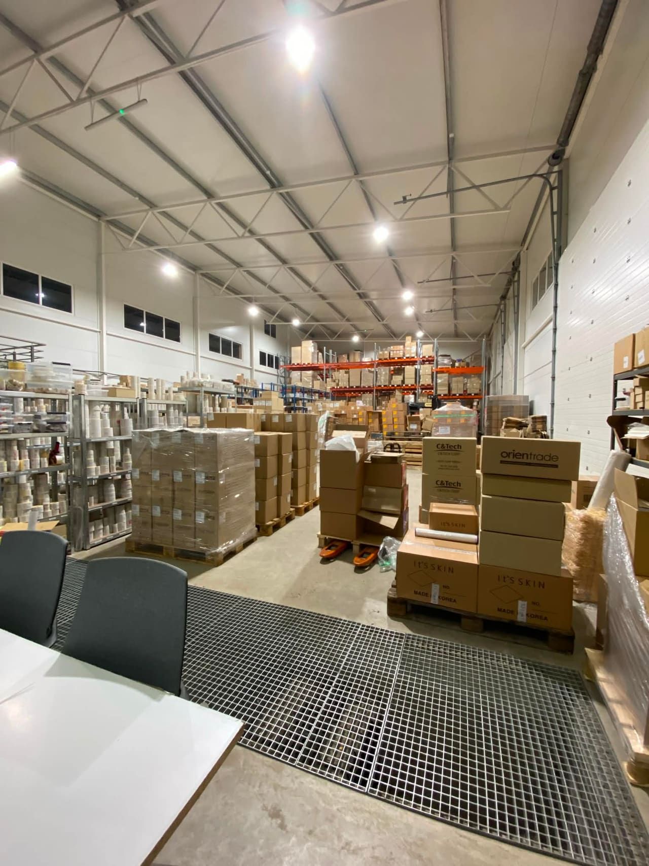Orient Trade ladu, riiulisüsteem ja LED-valgustus