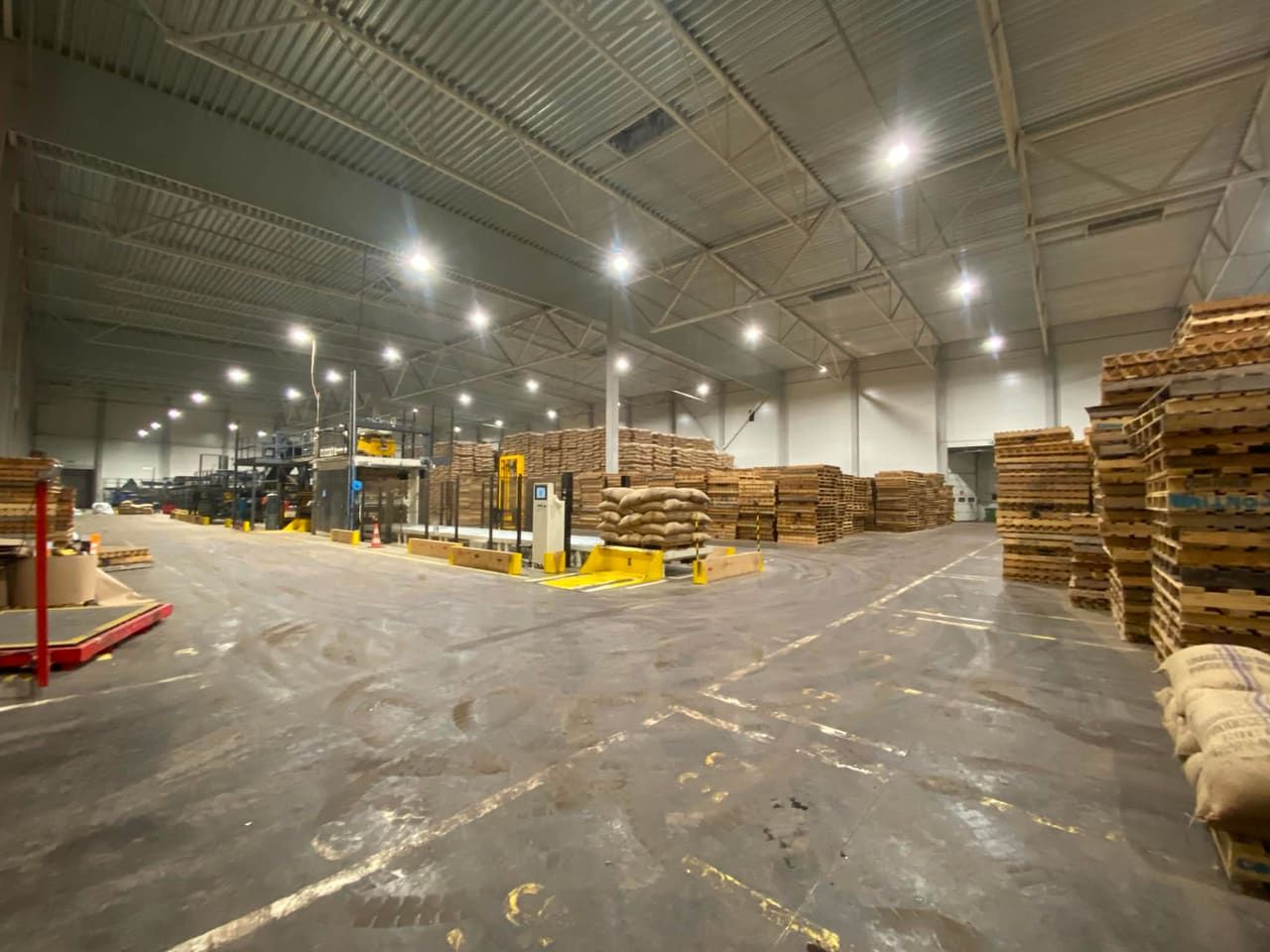 LED-освещение промышленного здания, световое решение ProfiElekter для бизнес-здания