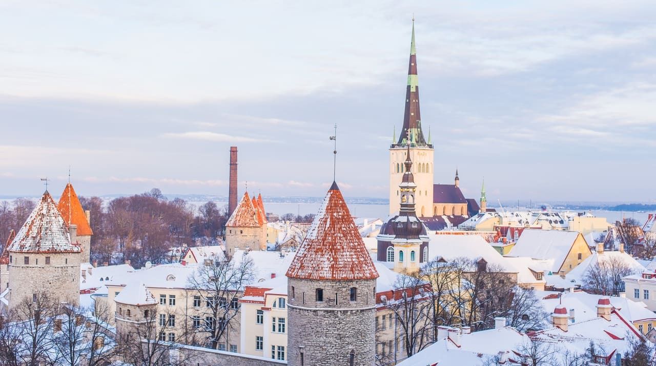 Tallinna vanalinna tornid ja Oleviste kirik talvel